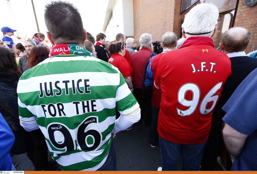 I tifosi chiedono giustizia per i 96 e lo scrivono sulle maglie del Liverpool e del Celtic: da poco sono state ammesse le responsabilit della polizia nella strage. Action Images